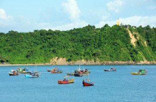 Ngapali beach boats